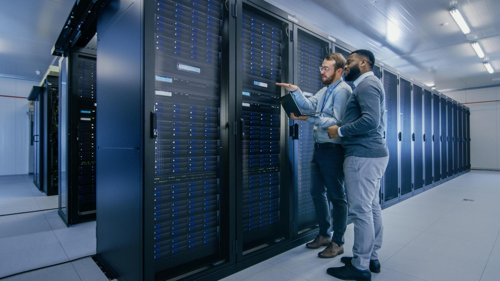 Administratorzy nadzorujący pracę serwerów dedykowanych w data center