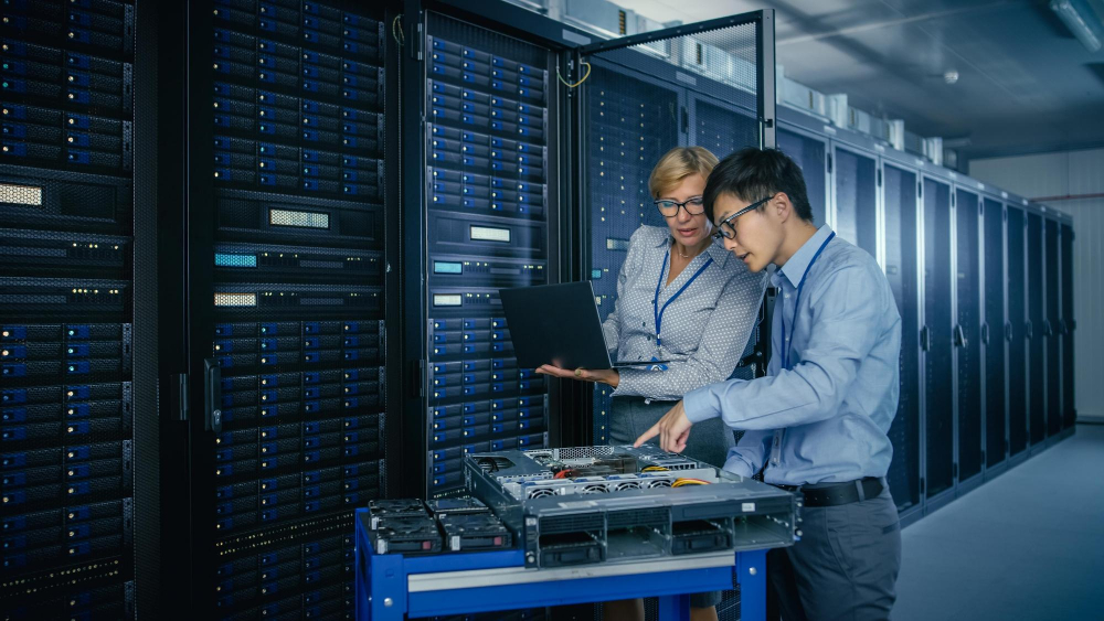 Administratorzy w Data Center z serwerami dedykowanymi